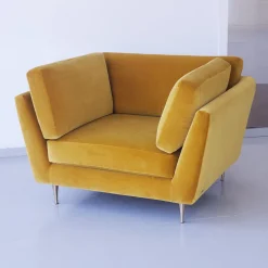 Poltrona Eva in velluto earthy gold di Davide Barzaghi