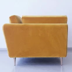 Poltrona Eva in velluto earthy gold di Davide Barzaghi