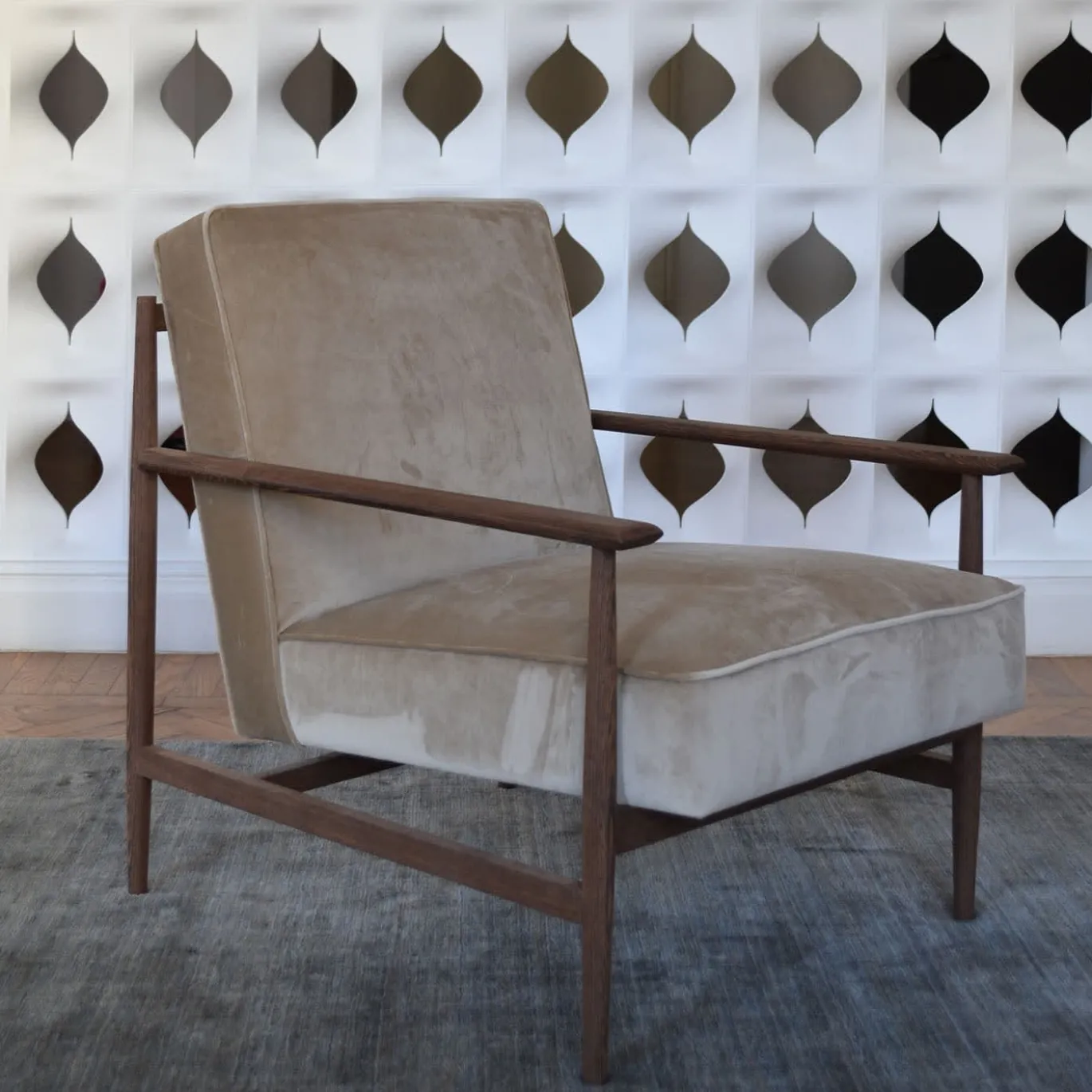 Poltrona Gaia in velluto grigio-marrone