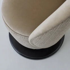 Poltrona girevole in velluto beige