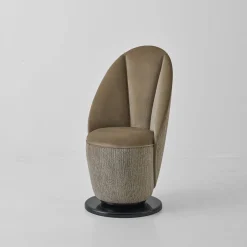 Poltrona girevole in velluto beige