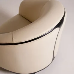 Poltrona Koral bianco panna con profilo laccata nera