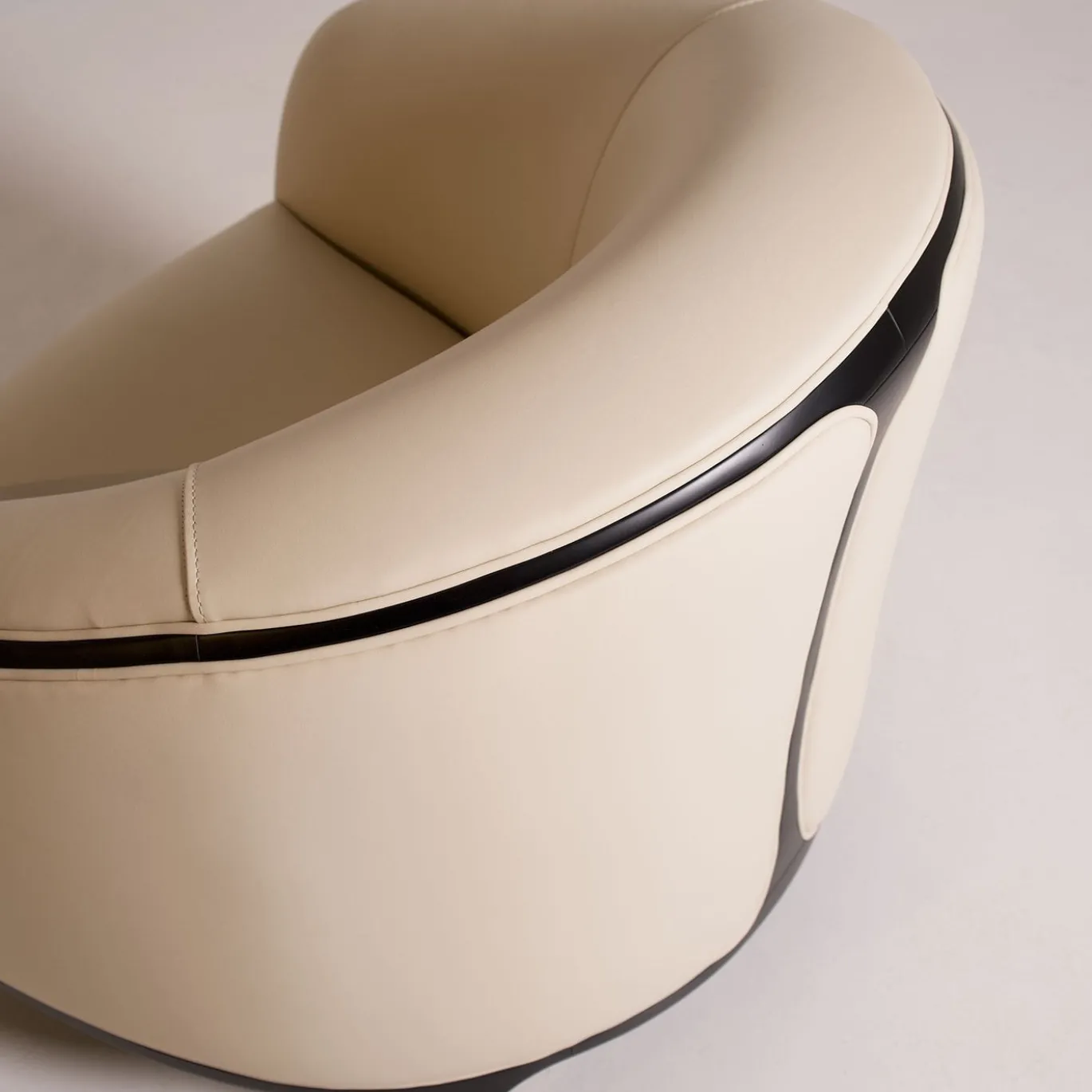 Poltrona Koral bianco panna con profilo laccata nera