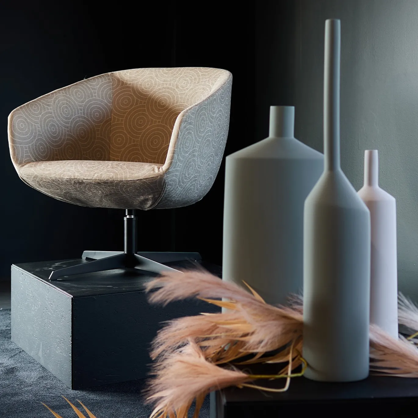 Poltrona lounge girevole Minerva Beige con motivo geometrico