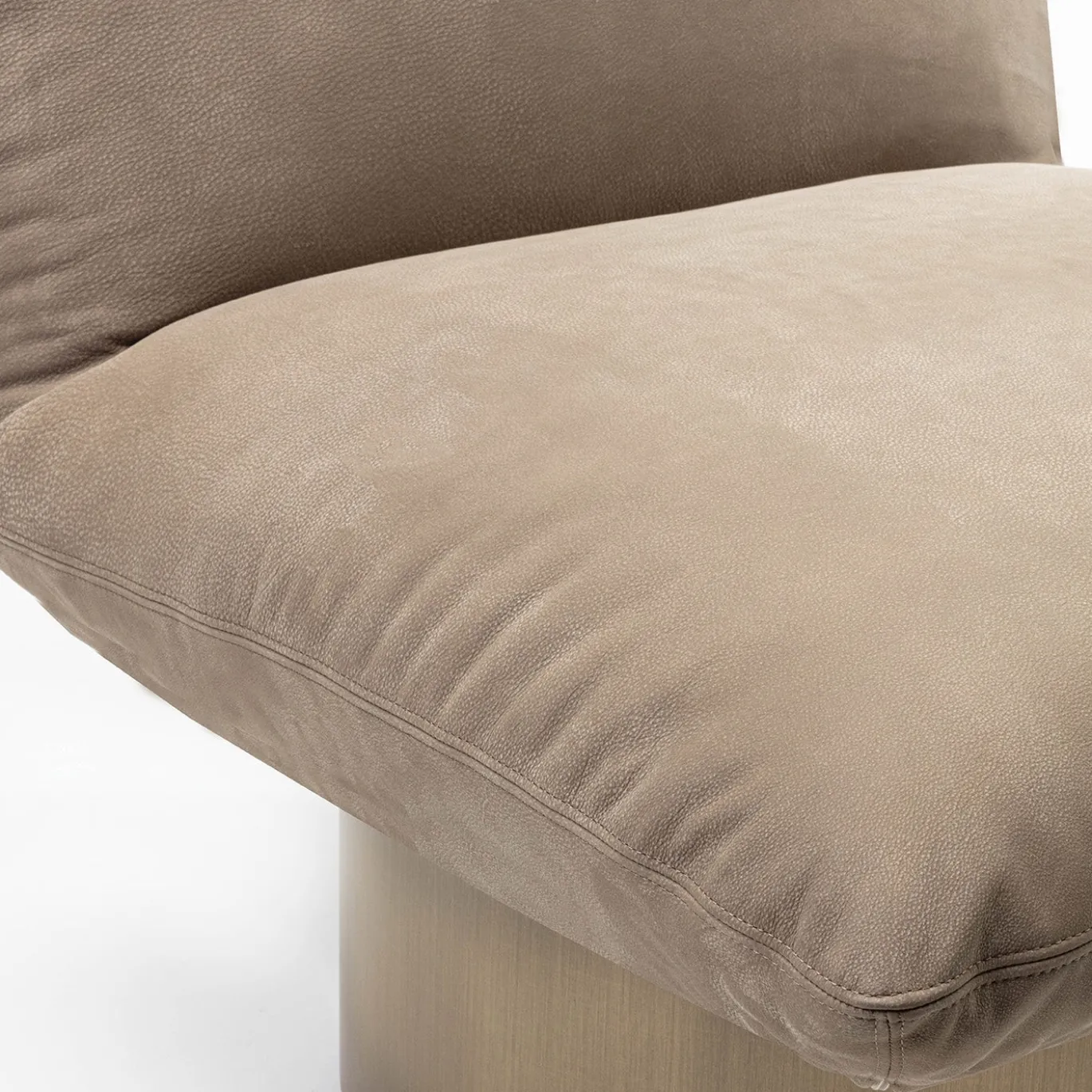 Poltrona lounge Hope in pelle beige con base rifinita in ottone