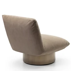 Poltrona lounge Hope in pelle beige con base rifinita in ottone