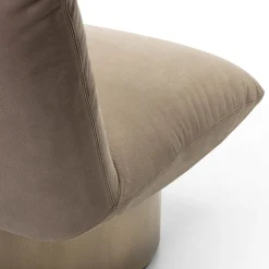 Poltrona lounge Hope in pelle beige con base rifinita in ottone