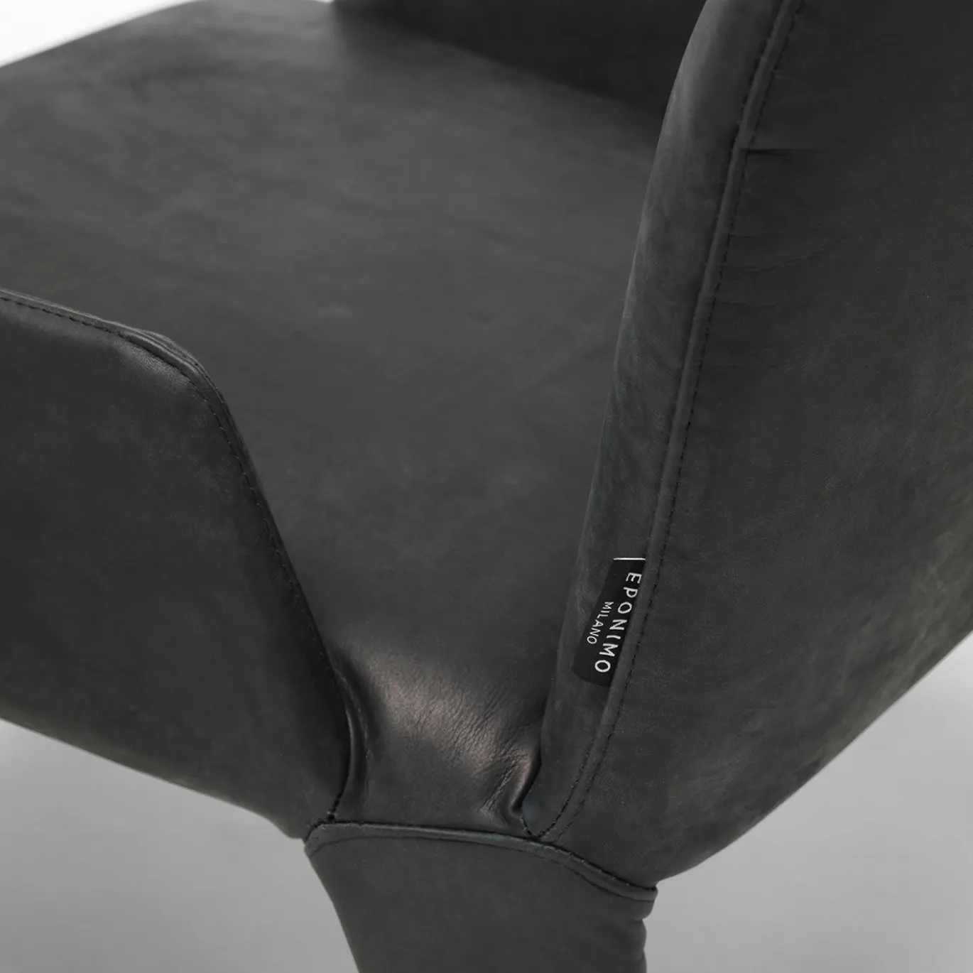 Poltrona Lounge in Pelle Nova con Braccioli