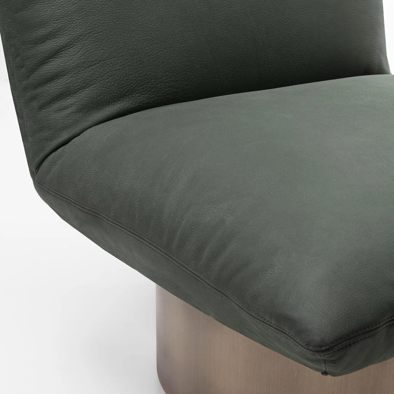 Poltrona lounge in pelle verde Hope con base con finitura in ottone
