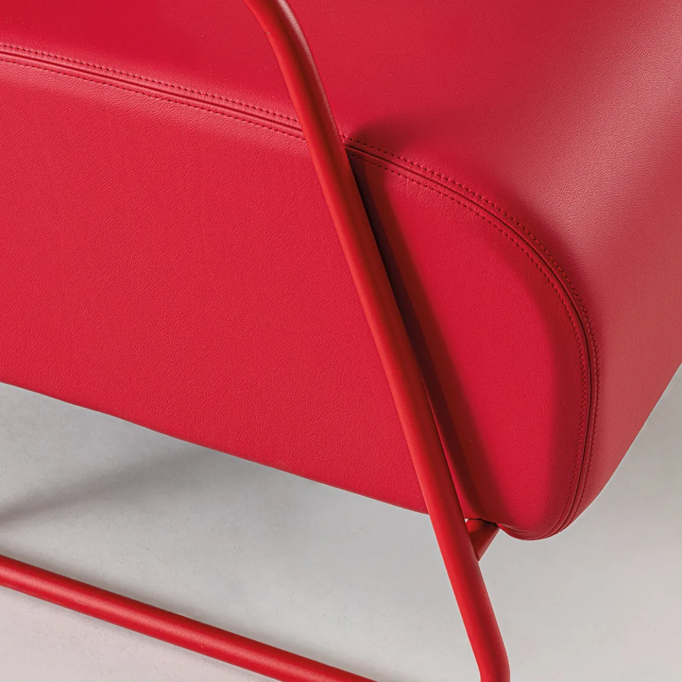 Poltrona Lounge Kate Energy in Pelle Rossa con Poggiapiedi