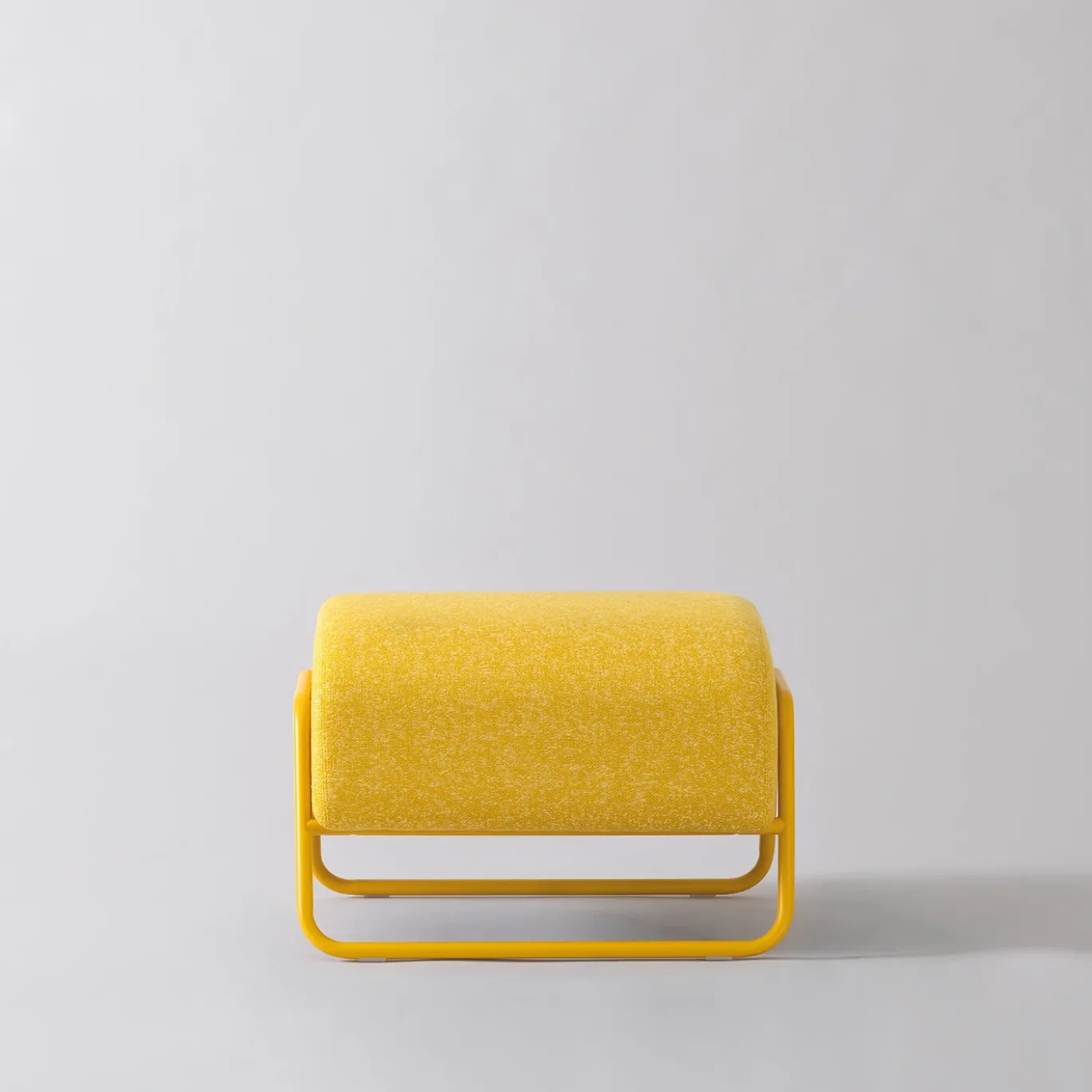 Poltrona lounge Kate Spark in tessuto tweed giallo con poggiapiedi
