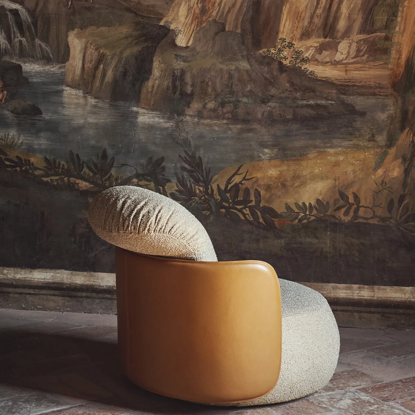 Poltrona Mochi in cuoio e tessuto marrone di Studiopepe