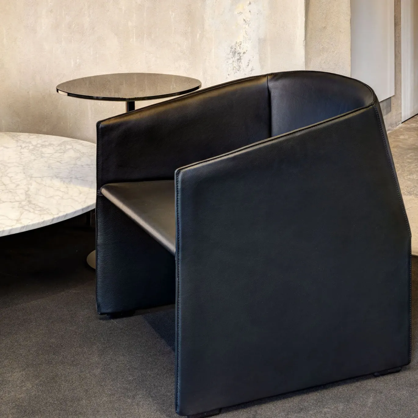 Poltrona Plau in pelle nera di Gabriele & Oscar Buratti