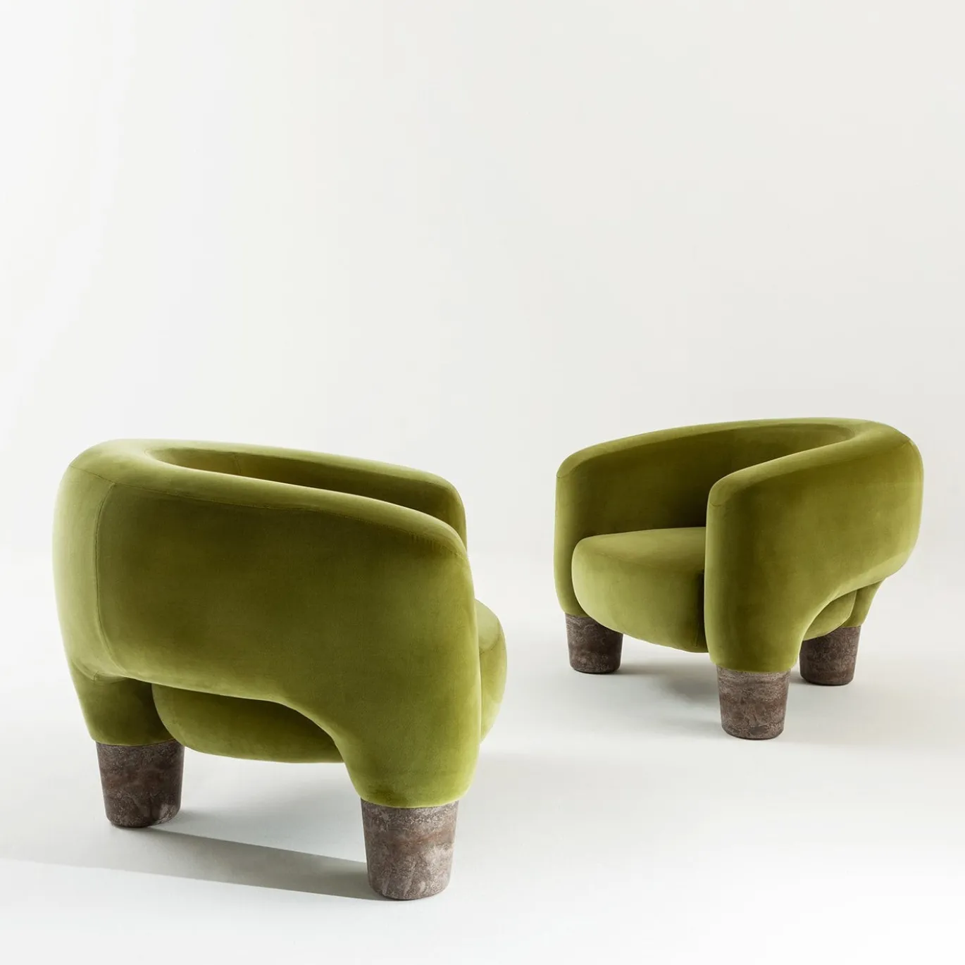 Poltrona Rialto in Velluto Verde Oliva con Gambe in Travertino