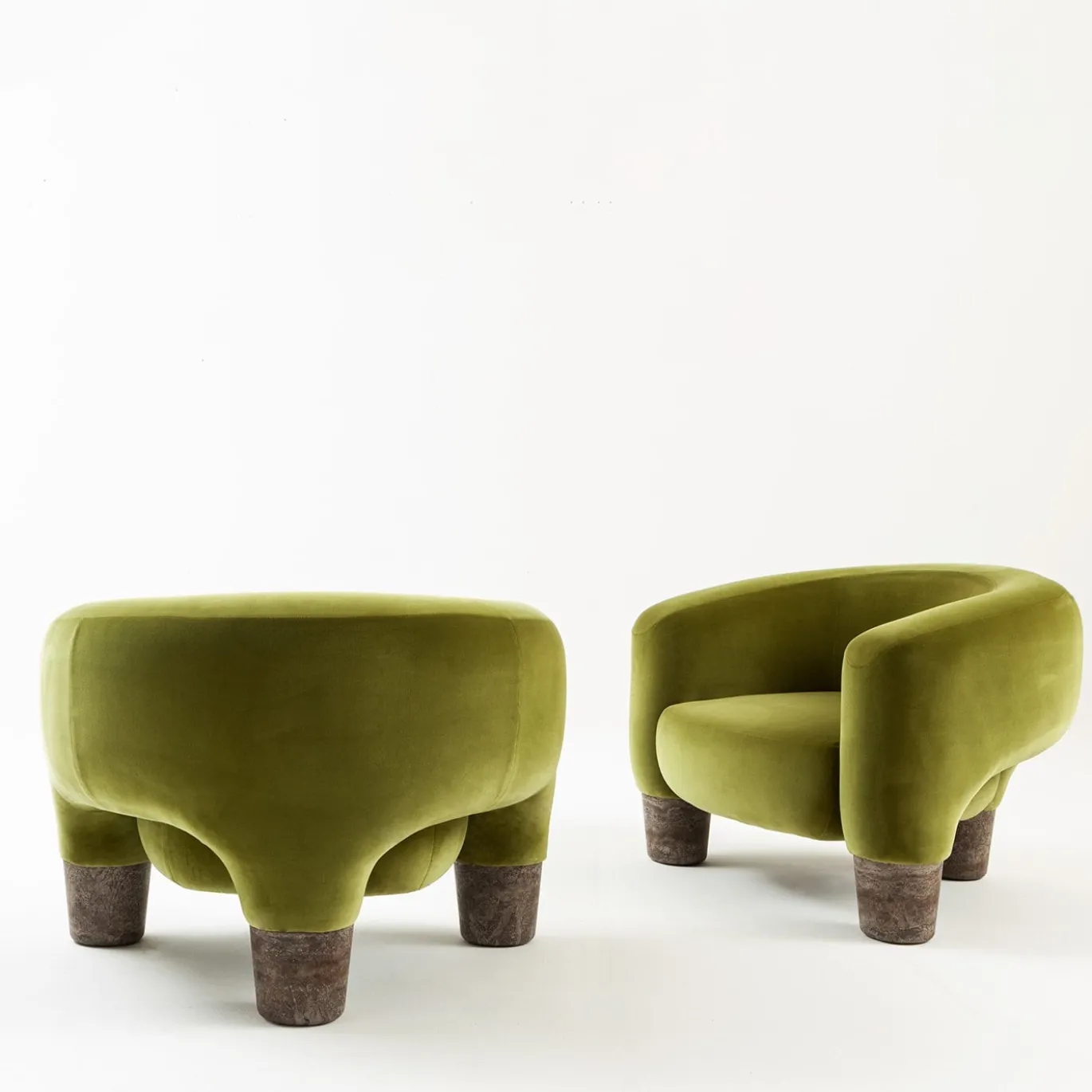 Poltrona Rialto in Velluto Verde Oliva con Gambe in Travertino