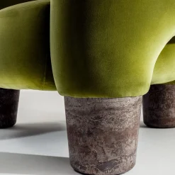 Poltrona Rialto in Velluto Verde Oliva con Gambe in Travertino