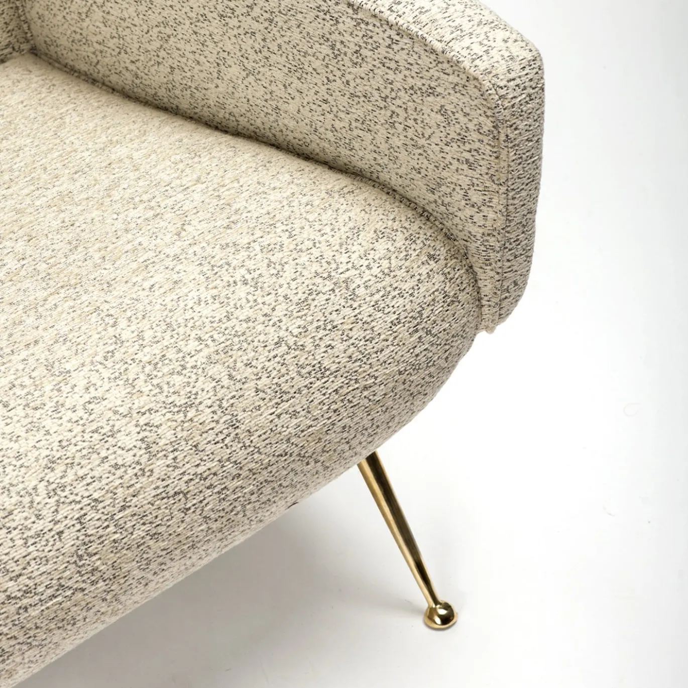 Poltrona Richard con gambe in ottone e rivestimento bianco