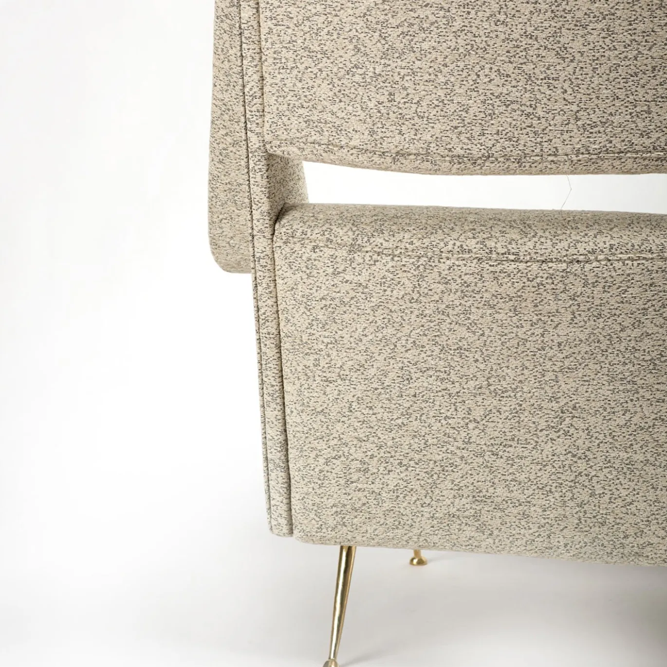 Poltrona Richard con gambe in ottone e rivestimento bianco