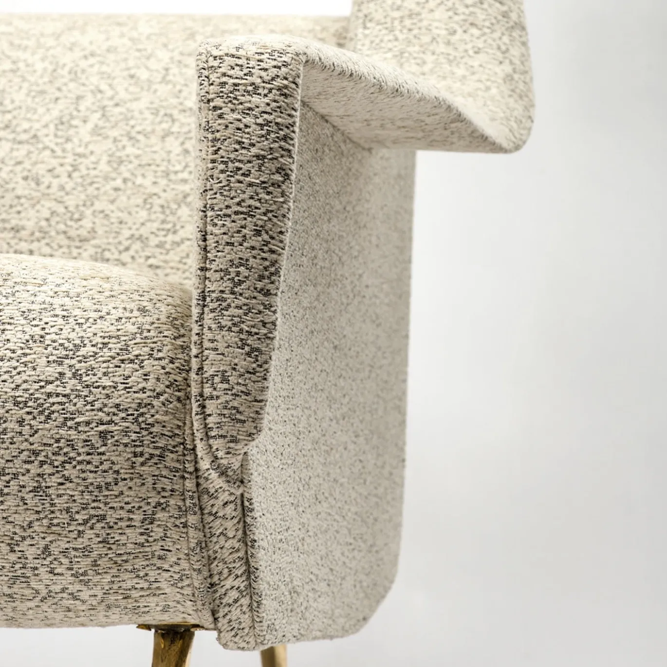 Poltrona Richard con gambe in ottone e rivestimento bianco