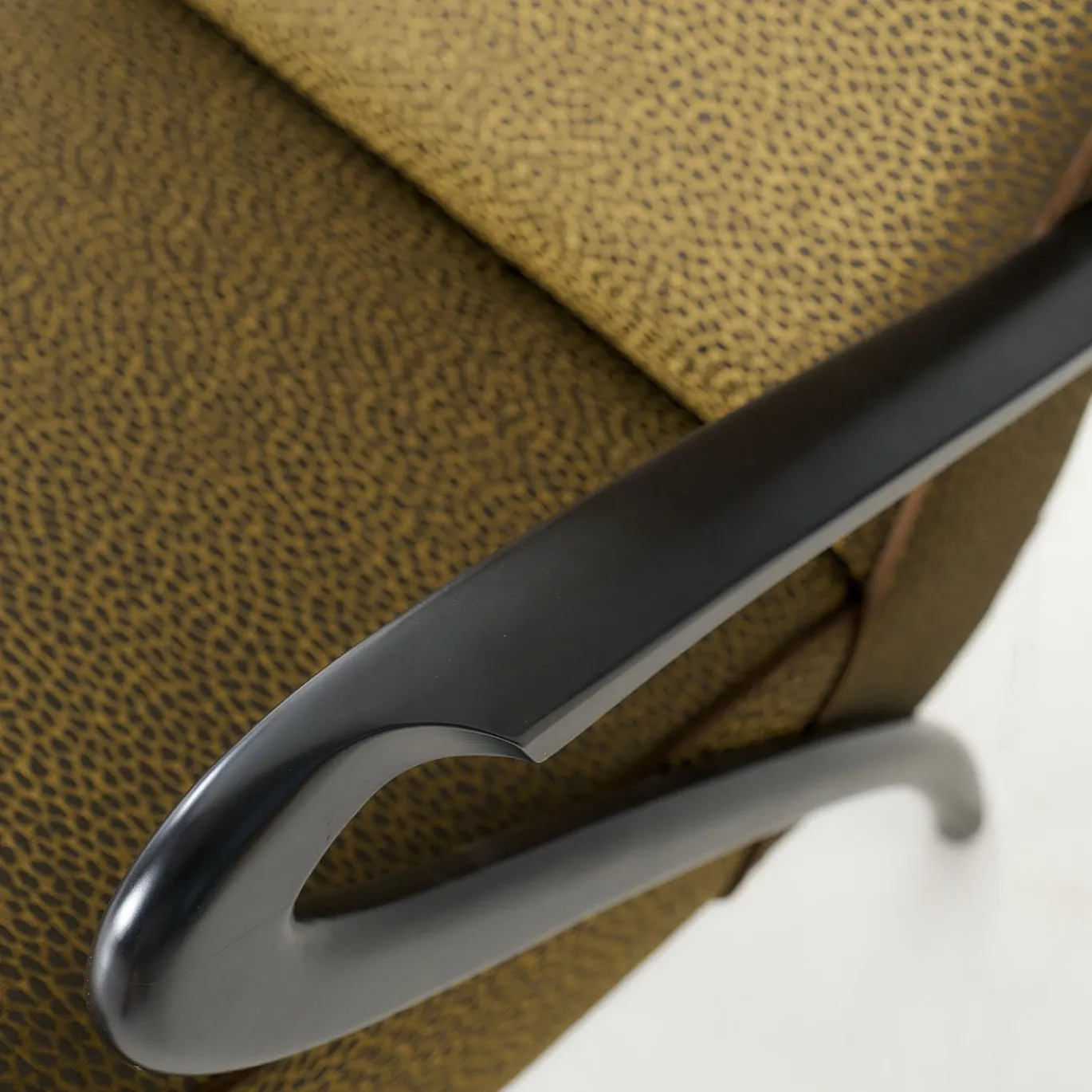 Poltrona Rossella marrone con struttura in legno laccato moka