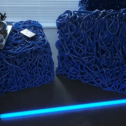 Poltrona Senzafine in resina blu di Gaetano Pesce