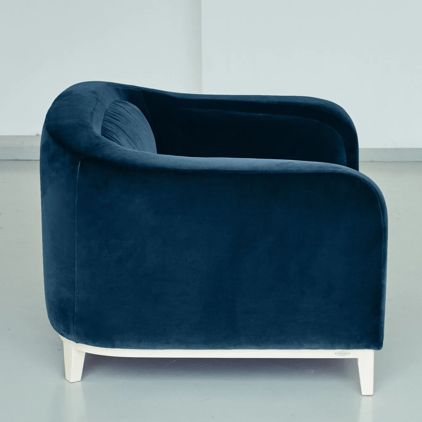Poltrona Zeno Eco In Velluto Blu Scuro Di Brian Sironi