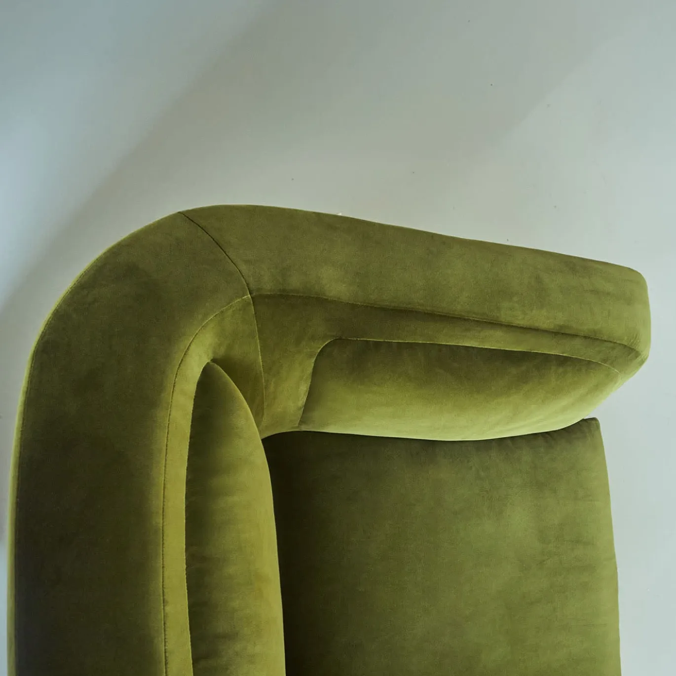 Poltrona Zeno Eco In Velluto Verde Oliva Di Brian Sironi