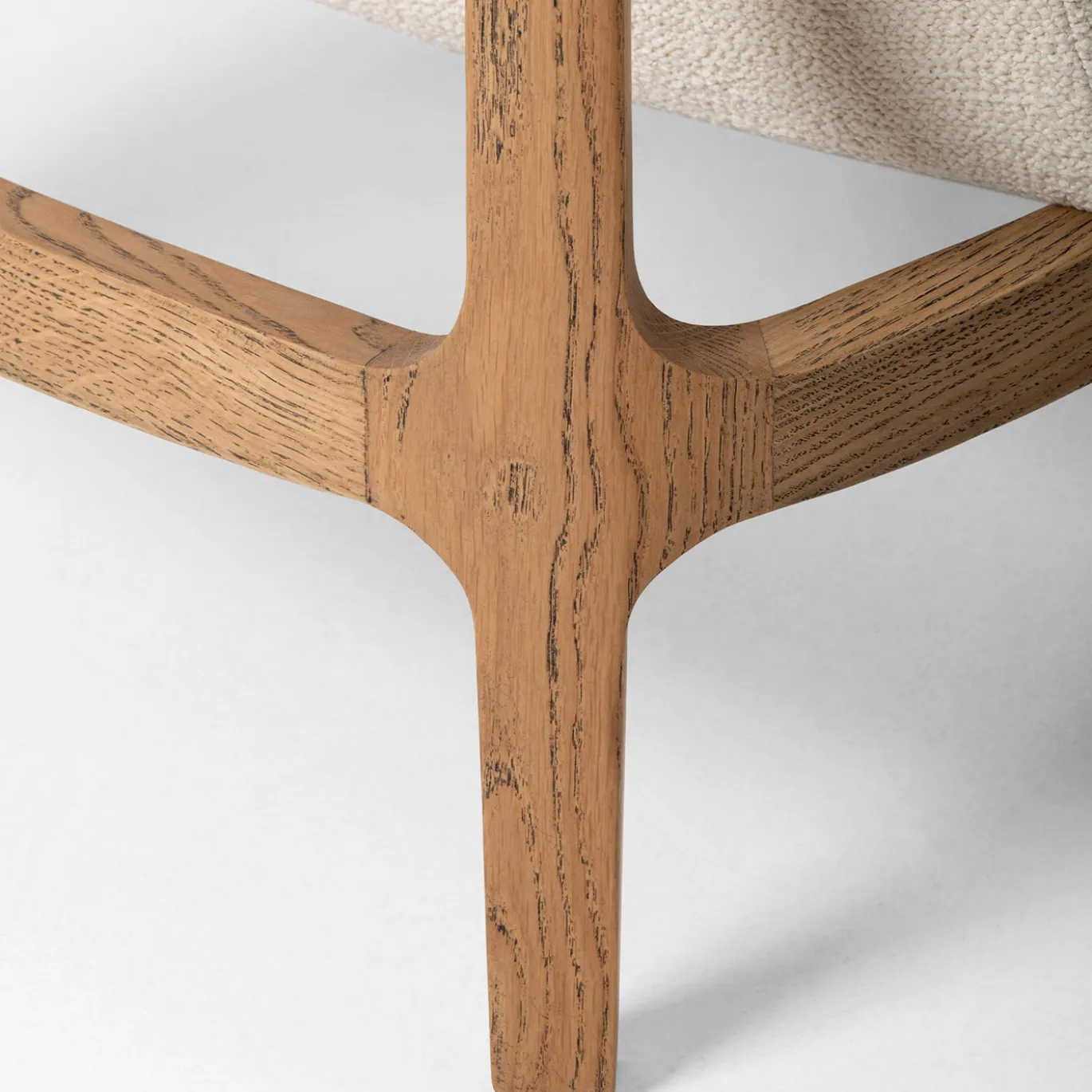 Poltrona Zeta bianco sporco con telaio in rovere