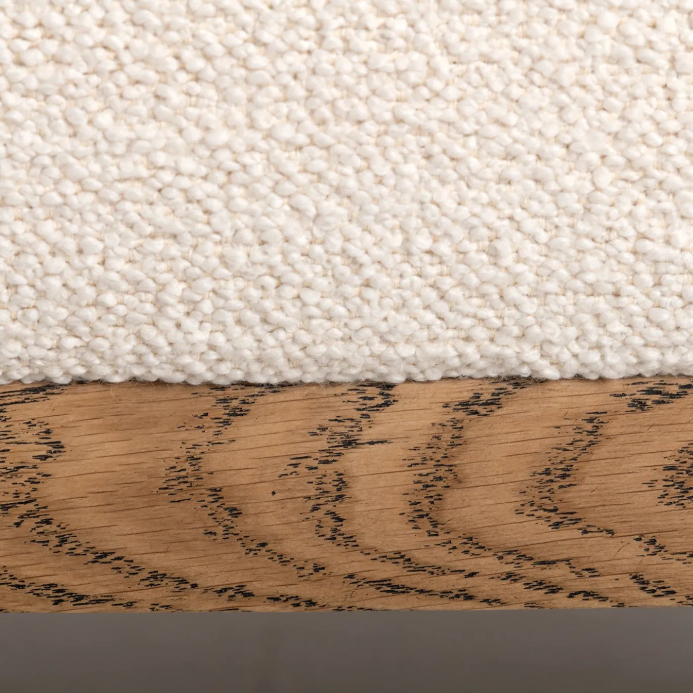 Poltrona Zeta bianco sporco con telaio in rovere