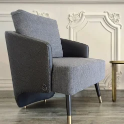 Poltroncina Brigitte in tessuto grigio e pelle nera