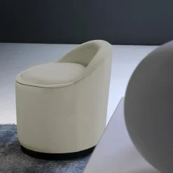 Poltroncina Elettra in velluto beige chiaro con base nera