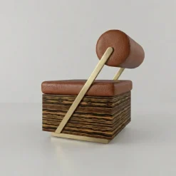 Poltroncina lounge Little Rolly in pelle con base in legno zebrano
