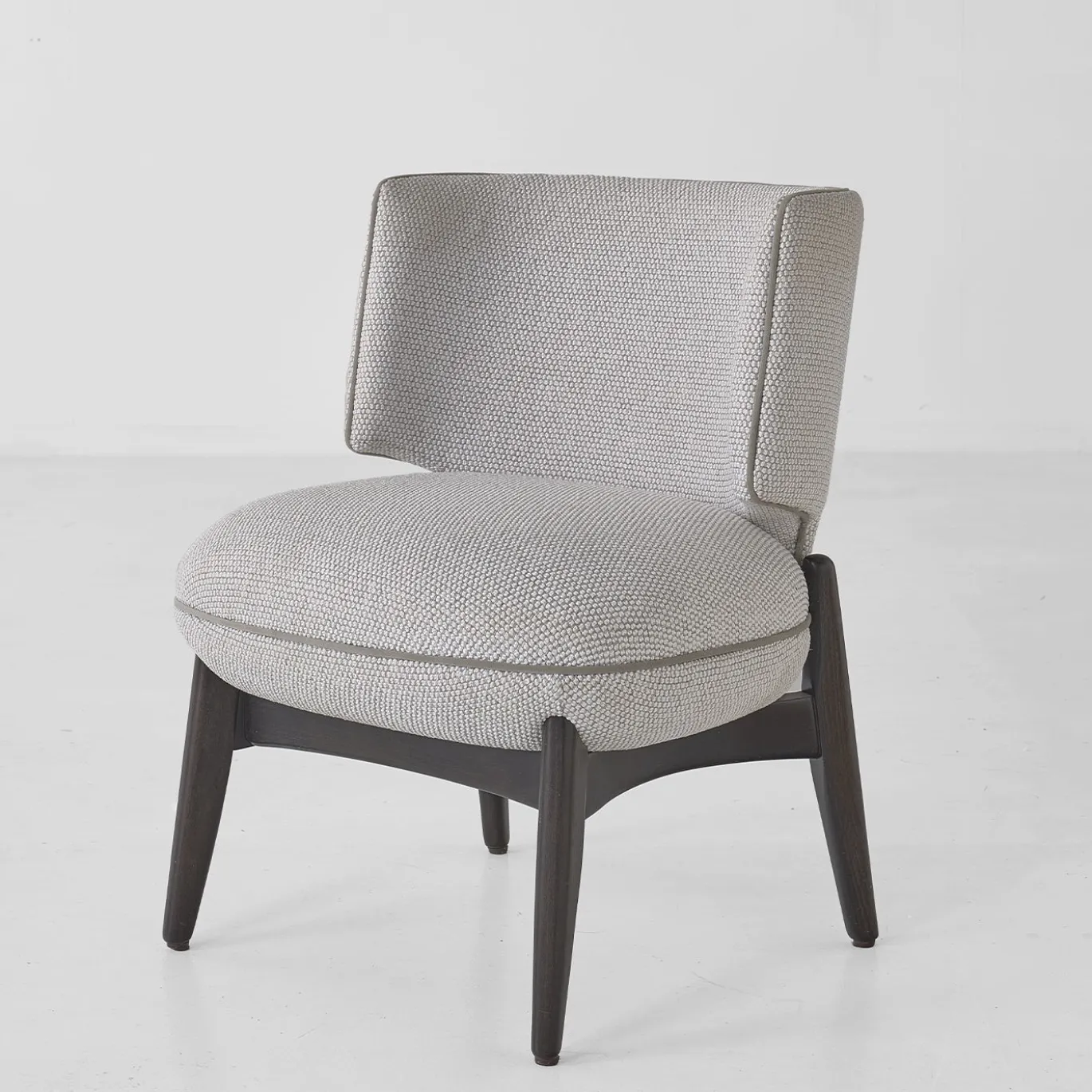 Poltroncina Roselìe in Finitura Ebano e Tessuto Aracaju