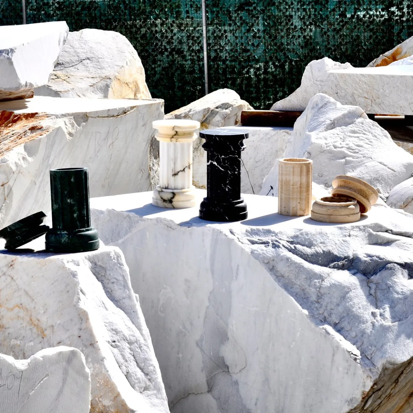 POR TAN TE Vaso a colonna in marmo nero satinato Marquina