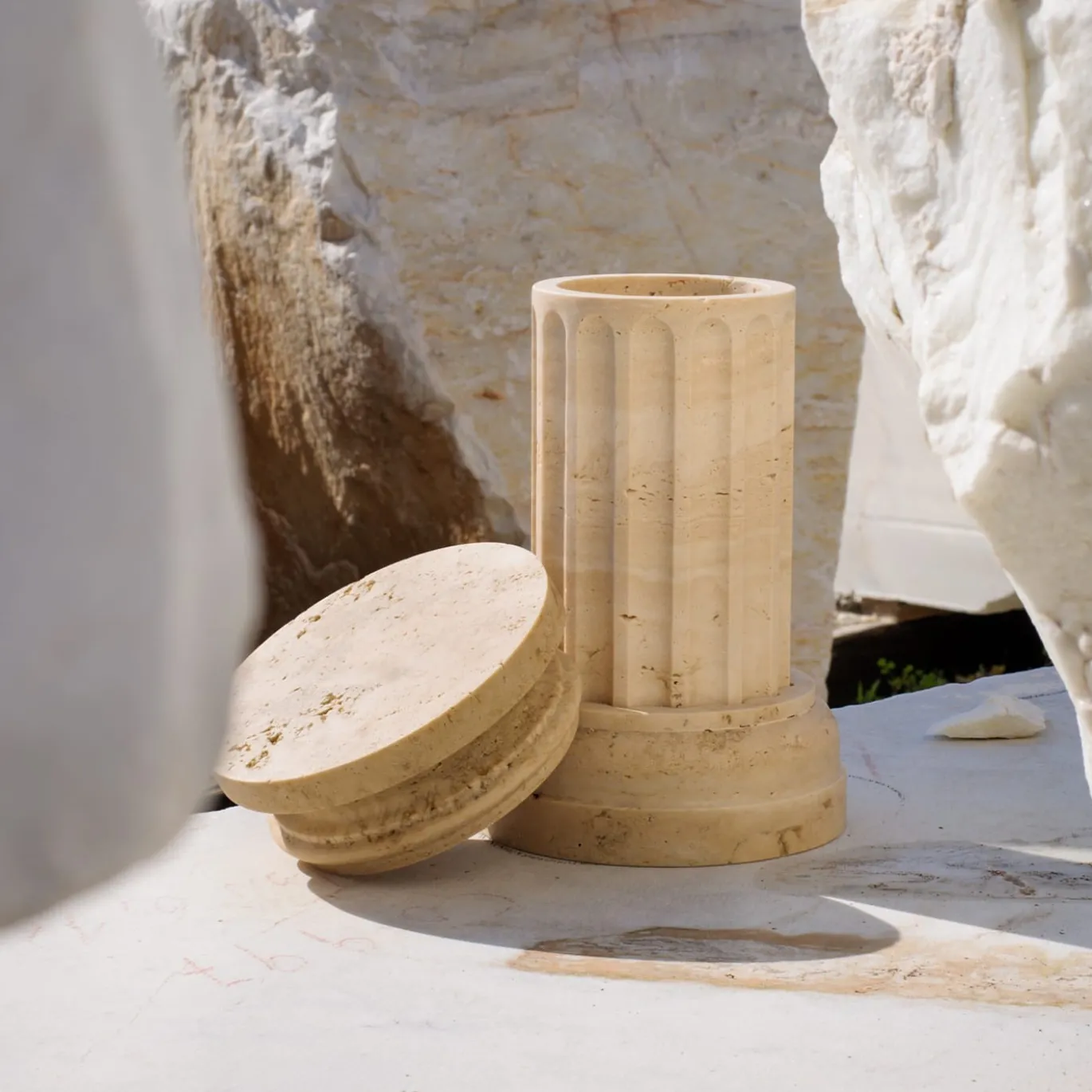 POR TAN TE Vaso a colonna in marmo travertino satinato