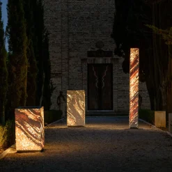 Portavaso squadrato retroilluminato Eternal piccolo in marmo travertino di Bebo & Angel