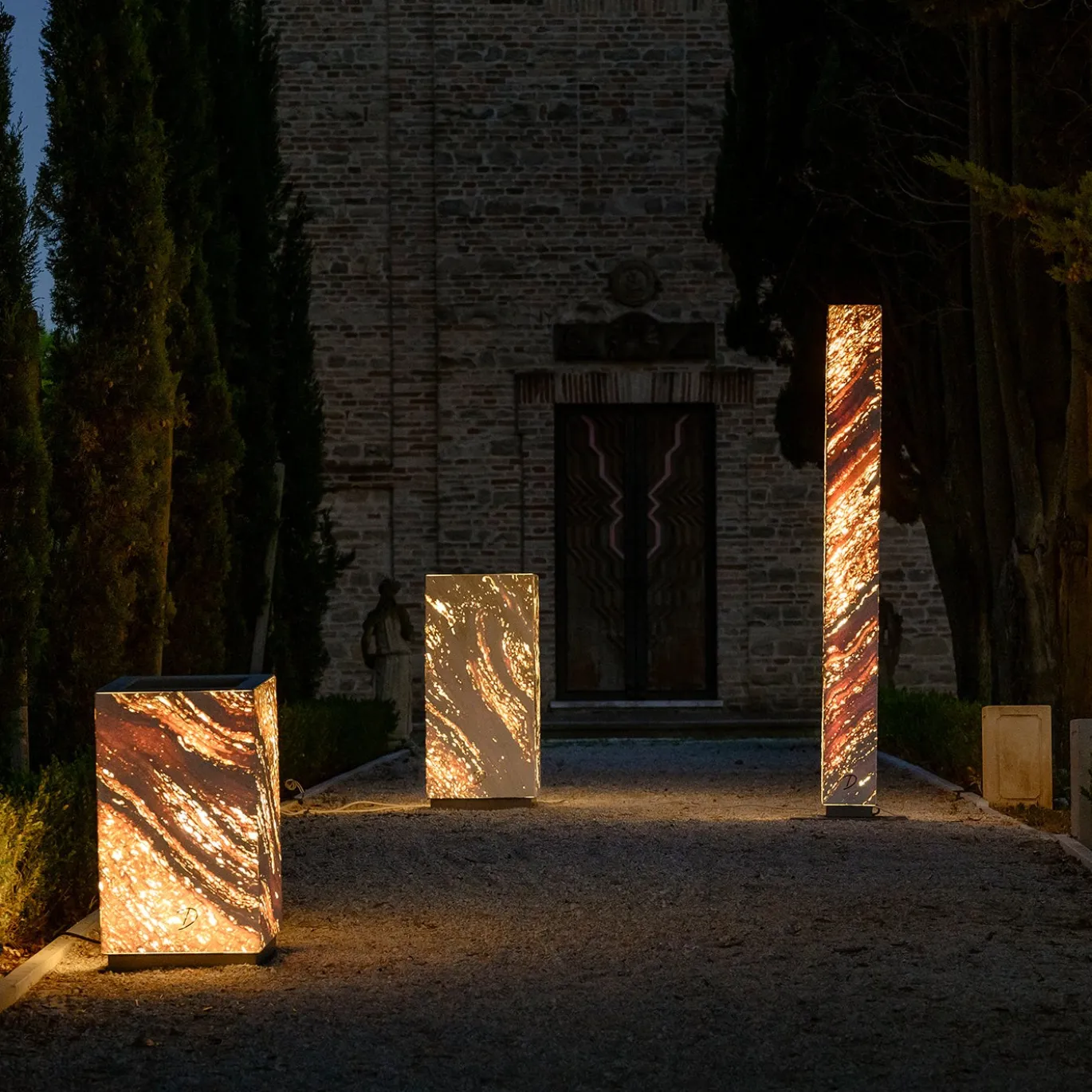 Portavaso squadrato retroilluminato Eternal piccolo in marmo travertino di Bebo & Angel