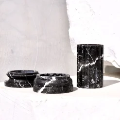 POR Vaso a colonna in marmo nero satinato Marquina