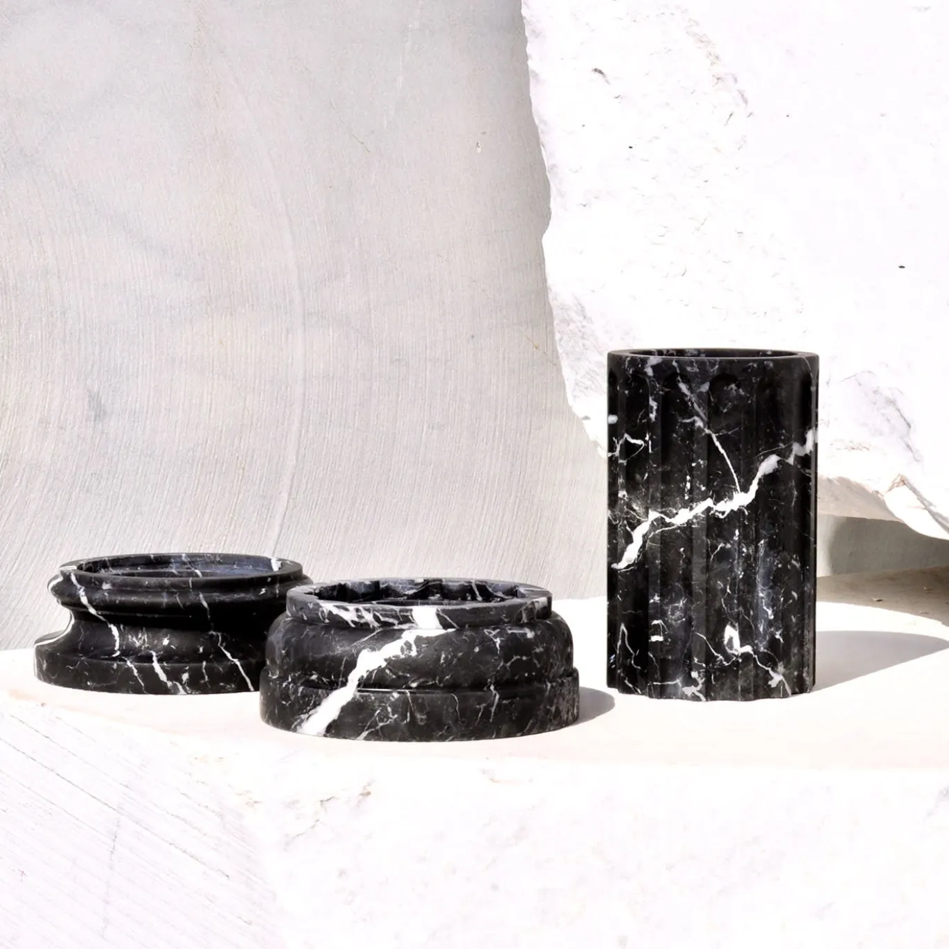 POR Vaso a colonna in marmo nero satinato Marquina