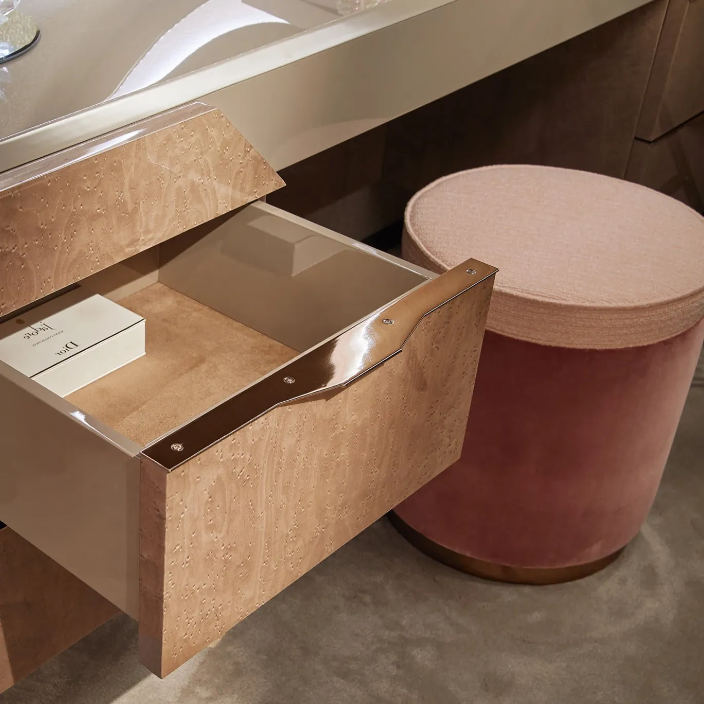 Pouf Alice con base in rame