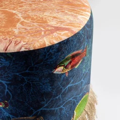 Pouf Amami con disegno marino e base in cesta
