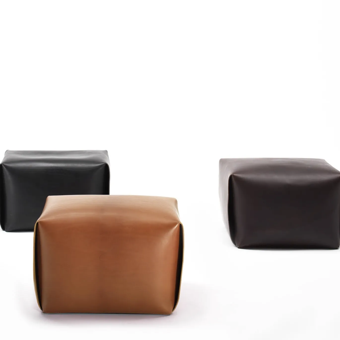 Pouf Bao in cuoio naturale di Viola Tonucci
