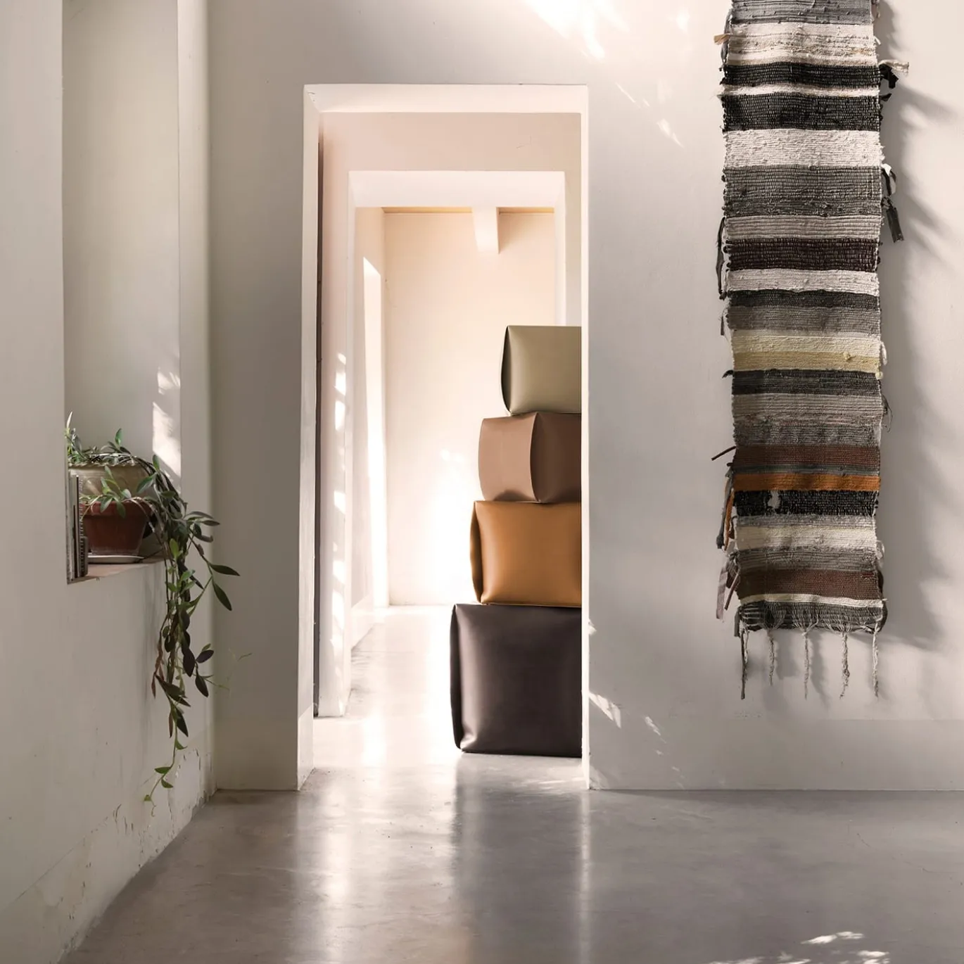 Pouf Big Bao grigio fango di Viola Tonucci