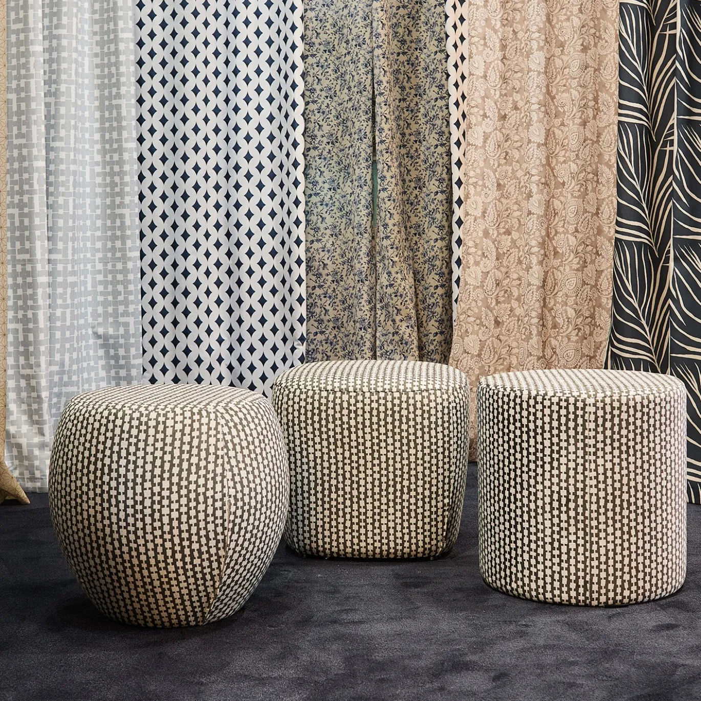 Pouf cilindrico Club con motivo geometrico marrone e bianco