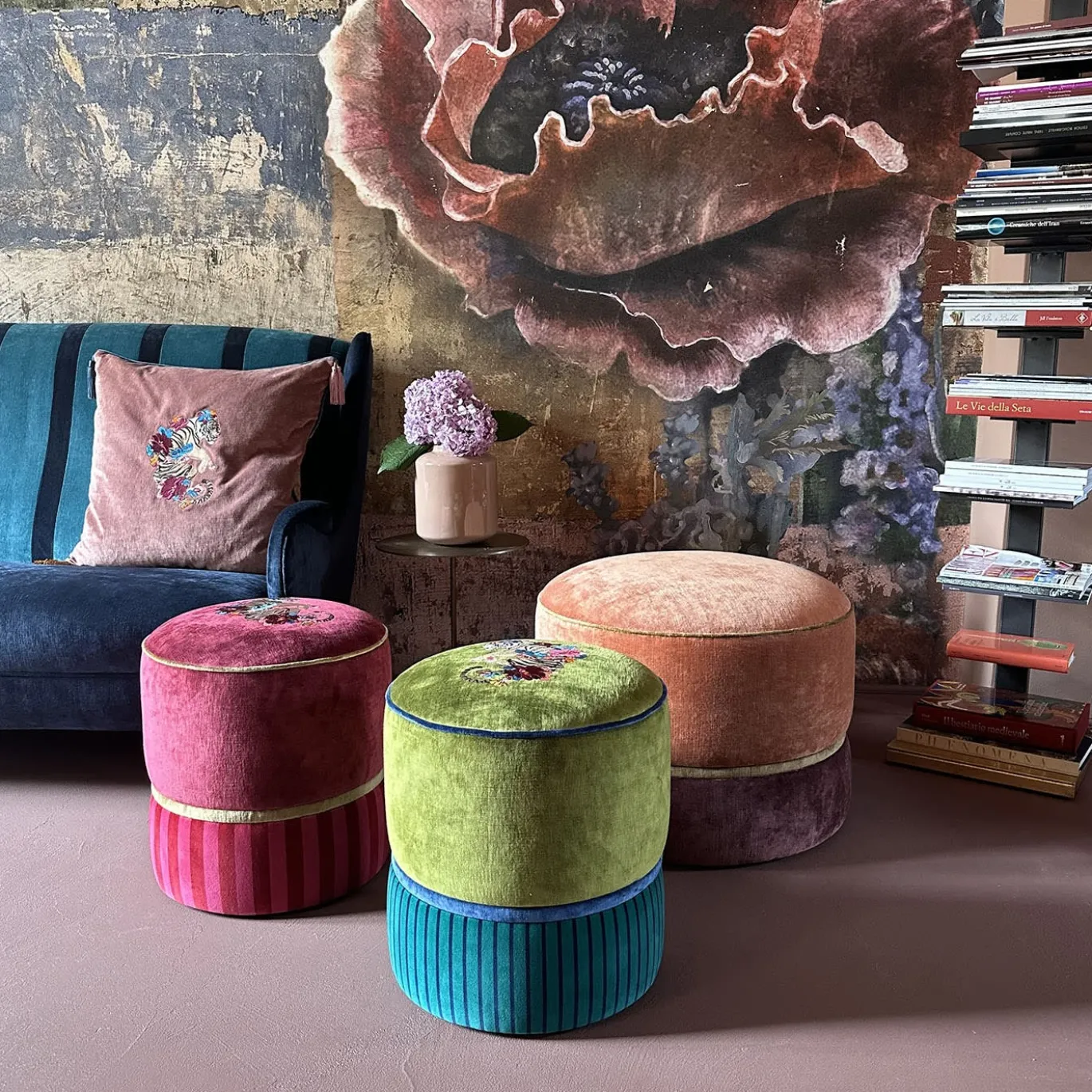 Pouf Circus ricamato in rosa fragola e bronzo