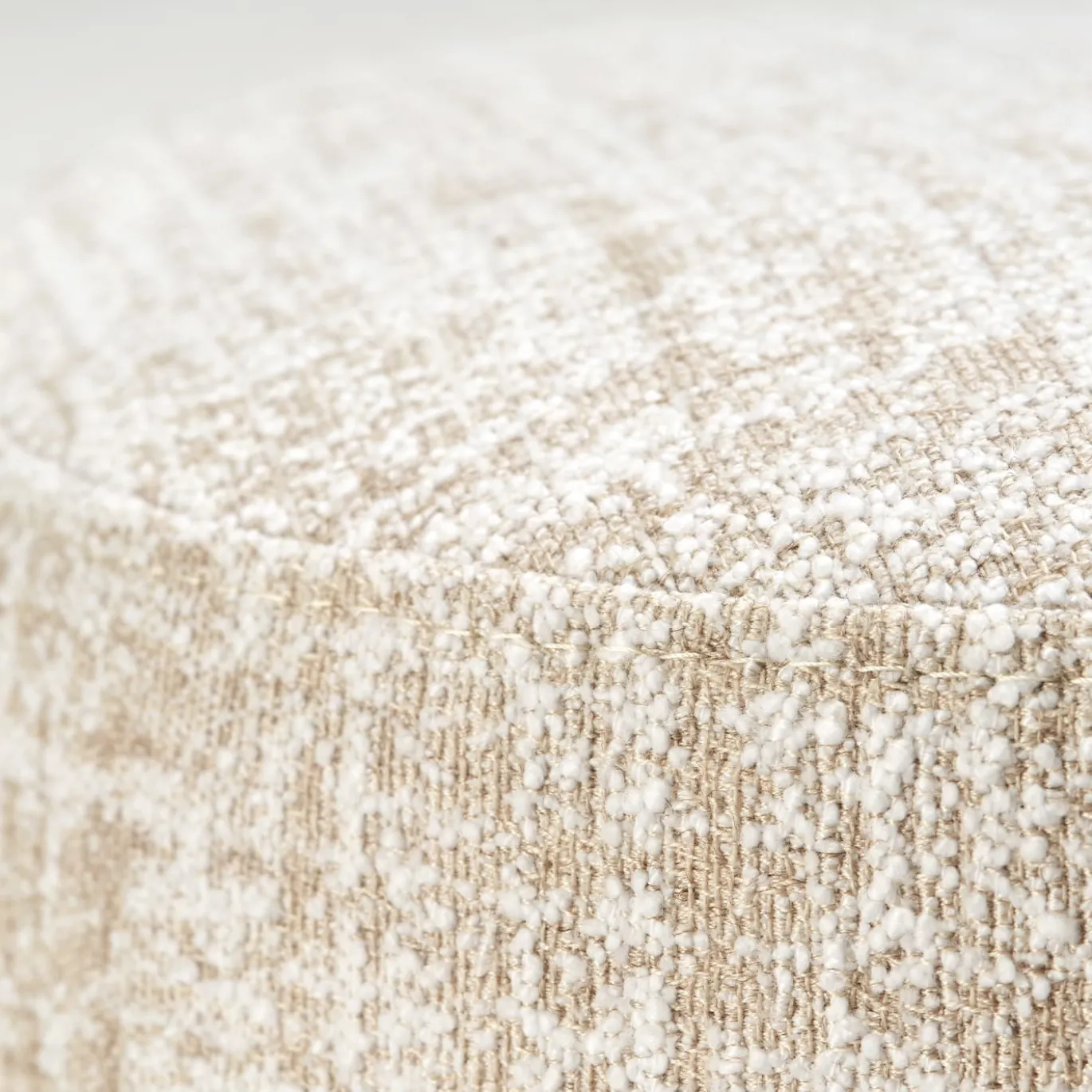 Pouf Ciro Erosion Bianco in Boucl� di Ciarmoli Queda Studio