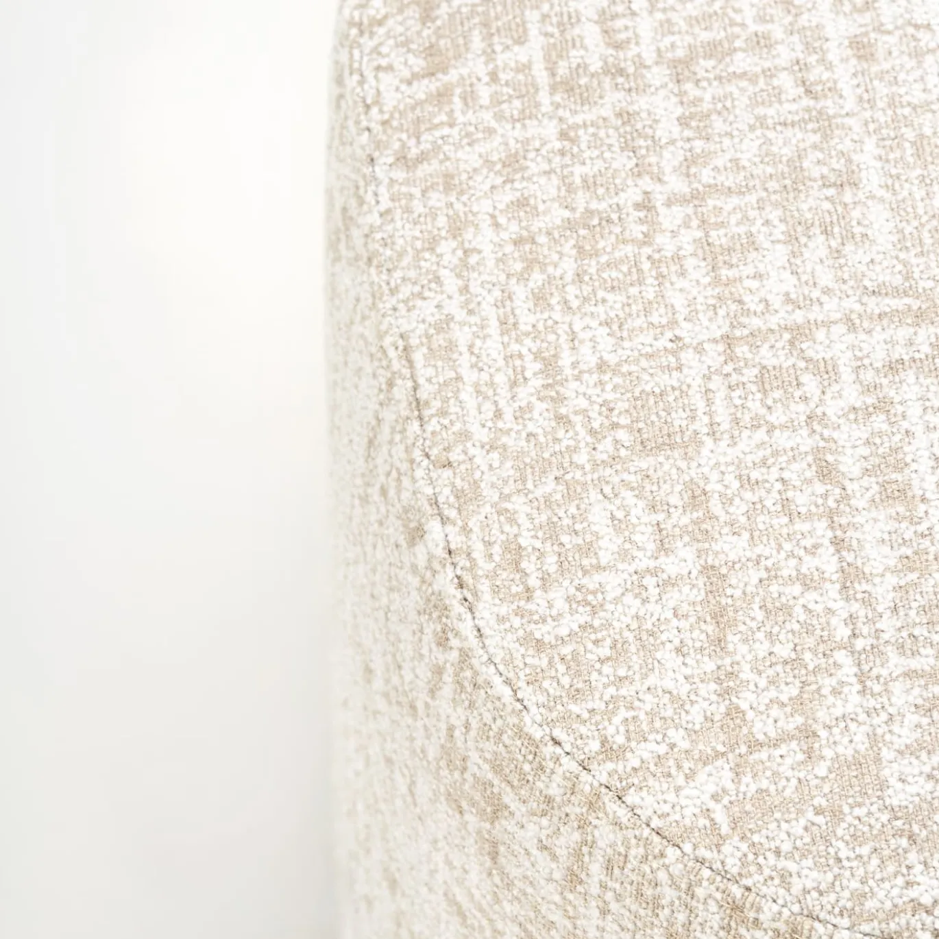 Pouf Ciro Erosion Bianco in Boucl� di Ciarmoli Queda Studio