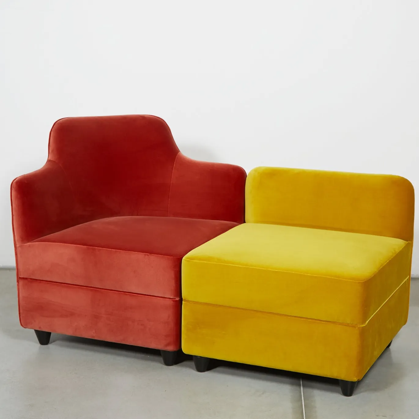 Pouf giallo con schienale Angolo di Corrado Corradi Dell'Acqua