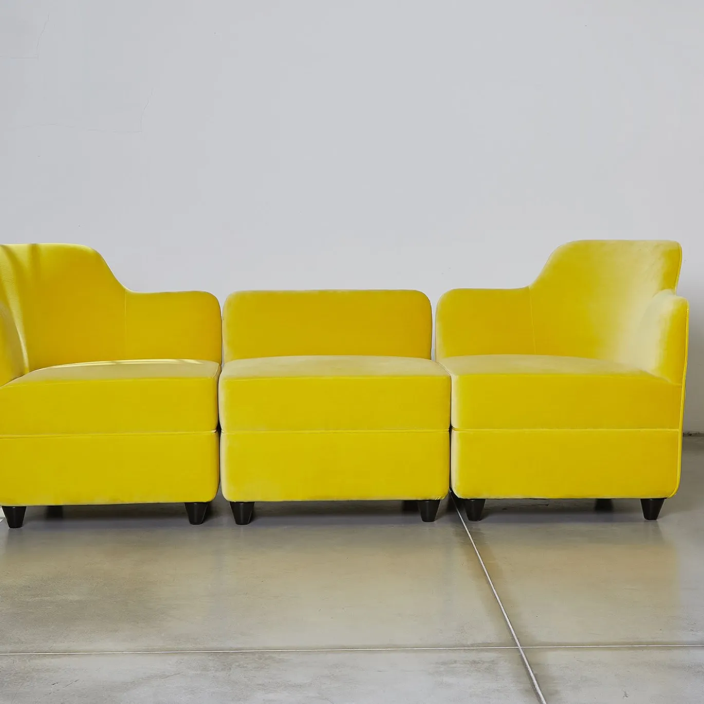 Pouf giallo con schienale Angolo di Corrado Corradi Dell'Acqua