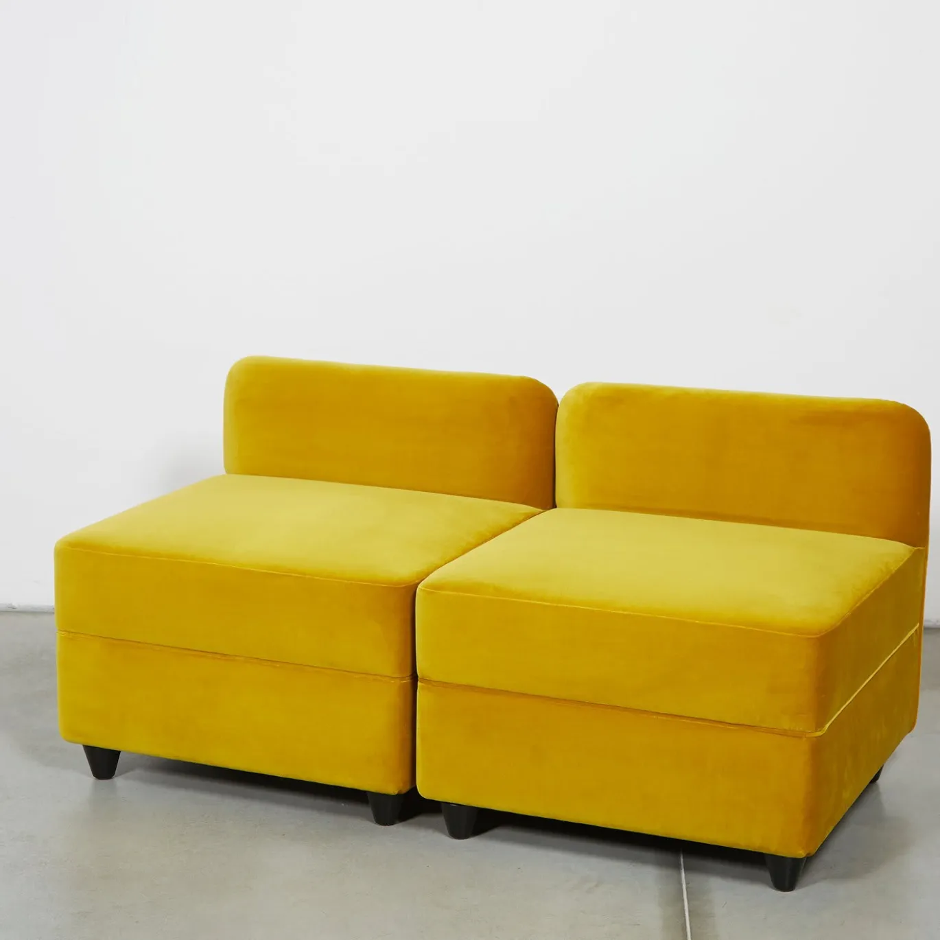 Pouf giallo con schienale Angolo di Corrado Corradi Dell'Acqua